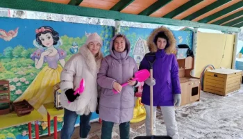 Стихия объединила: родители помогли расчистить детские сады в Елизовском районе на Камчатке