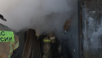 Камчатские пожарные эвакуировали из задымлённого подъезда 24 человека