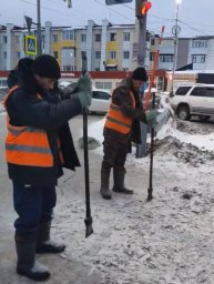 Расчистка тротуаров и пешеходных зон от снежных наносов и наледи продолжается в Петропавловске-Камчатском 7