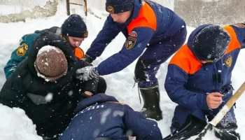 Спасатели вытащили из сугроба спрыгнувшего с крыши подростка на Камчатке