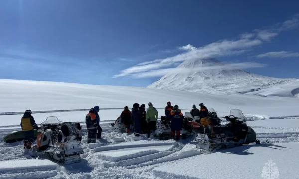 Ведомственный флаг развернули на вершине Ключевской сопки спасатели Камчатского края