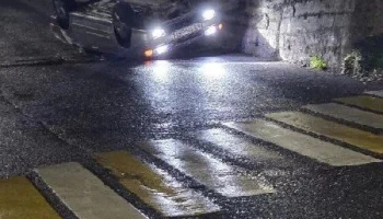 Нетрезвый водитель оставил авто на склоне и оно перевернулось на проезжую часть в Вилючинске на Камчатке