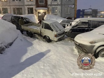 Автомобиль насмерть сбил 14-летнюю девочку, упавшую на скользкой дороге в Петропавловске-Камчатском 0