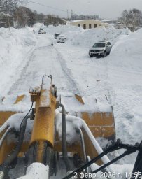 Коммунальные бригады сосредоточены на очистке внутриквартальных проездов и территорий у домов в Петропавловске-Камчатском 1