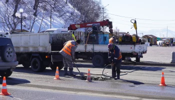 В столице Камчатки приступили к аварийному ремонту дорог