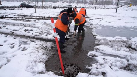 От воды и шуги после циклона расчищают дороги Петропавловска-Камчатского 2