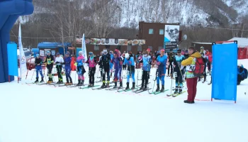 Через туман пробирались спортсмены по ски-альпинизму в вертикальной гонке на 3-ем этапе Кубка России