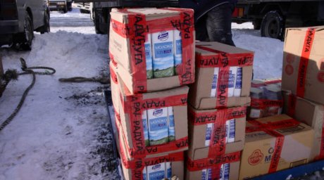 Погрузка продовольствия на судно «Василий Завойко» идет в Петропавловске-Камчатском 2