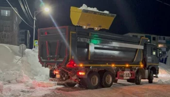 В круглосуточном режиме убирают снег в Петропавловске-Камчатском