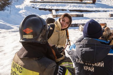 В специальной теплодымокамере примерили на себя роль пожарных школьники Камчатки 0