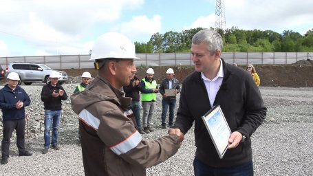 Губернатор Камчатки поздравил строителей новой краевой больницы в преддверии профессионального праздника 3
