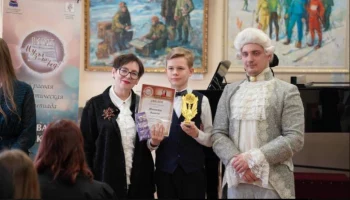 Студент перевоплотился в Моцарта ради юных музыковедов в колледже искусств на Камчатке