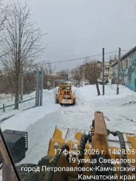 Подрядные организации ведут расчистку внутриквартальных проездов и придомовых территорий в Петропавловске-Камчатском 3