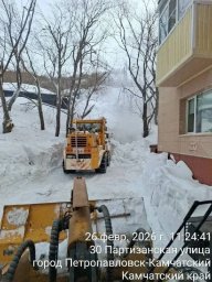 Спецтехника круглосуточно работает на расчистке Петропавловска-Камчатского 3