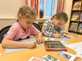 Творческий мастер-класс по созданию морских тропических пейзажей прошел в Вилючинске на Камчатке 0