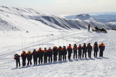 Спасатели МЧС России тренировались искать заблудившихся в метели туристов на Камчатке 1