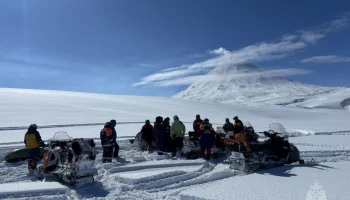 Ведомственный флаг развернули на вершине Ключевской сопки спасатели Камчатского края