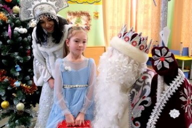 Дети, проходящие лечение в противотуберкулезном диспансере на Камчатке, получили подарки в преддверии Нового года 2