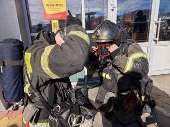 Тренировались тушить торгово-развлекательный комплекс &laquo;Глобус&raquo; пожарные МЧС России на Камчатке 3
