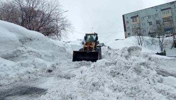 Плановые работы по ликвидации последствий снегопадов проводят в Петропавловске-Камчатском