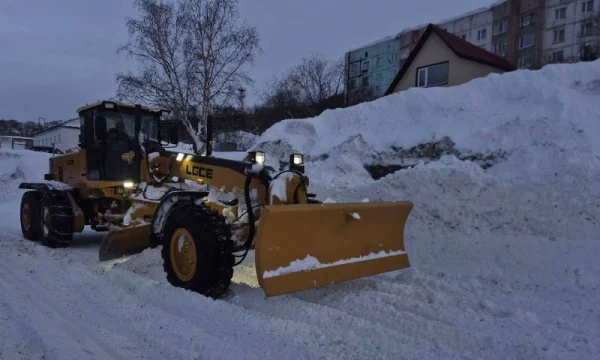 Масштабные работы по расчистке и вывозу снега осуществлялись ночью в Петропавловске-Камчатском