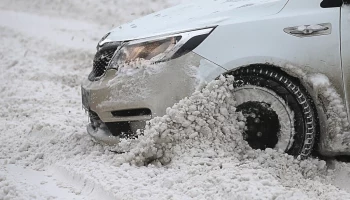 Пара застряла на дороге к источникам «Дикие озерки» в Камчатском крае