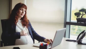 Медики озвучили рекомендации для будущих мам, работающих в офисе