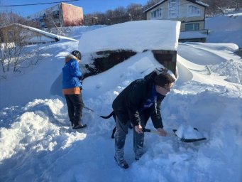 Справиться с последствиями циклона жителям помогают волонтеры Камчатки 4