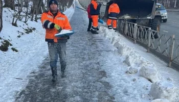 Работы по зимней уборке городской территории продолжаются в Петропавловске-Камчатском