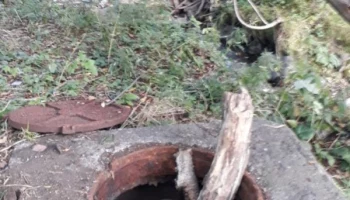 Засор в канализационном колодце стал причиной утечки на Ботаническом переулке