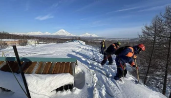 Спасатели МЧС продолжают работы по ликвидации последствий циклона на Камчатке Спасатели МЧС продолжают работы по ликвидации последствий циклона на Камчатке