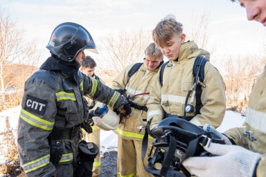 В специальной теплодымокамере примерили на себя роль пожарных школьники Камчатки 10