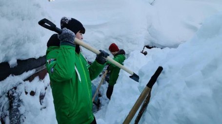 Справиться с последствиями циклона жителям помогают волонтеры Камчатки 1