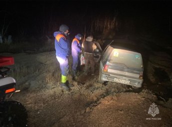 Спасатели транспортировали застрявшего на лесной дороге мужчину до ближайшего населенного пункта на Камчатке 0