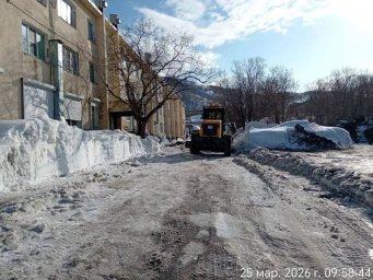 Продолжается вывоз снега с улиц Петропавловска-Камчатского 3
