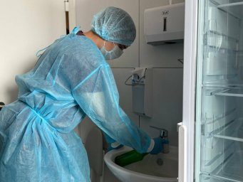 Специалисты Центра эпидемиологии и гигиены берут пробы в новой краевой больнице на Камчатке 5