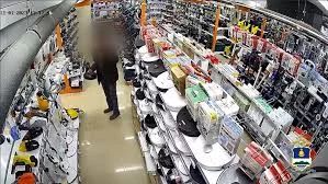 Мужчина на Камчатке вынес из магазина робот пылесос