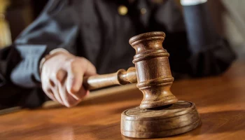 Прокурор просит реальный срок мужчине, истязавшему пасынков на Камчатке