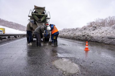 Ямочный ремонт для безопасного проезда до наступления устойчивого тепла начался на трассе в Камчатском крае 1