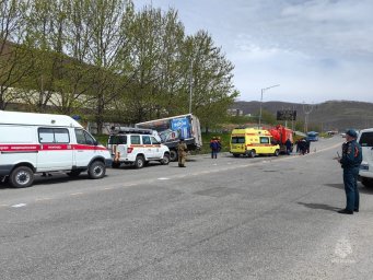Два грузовика столкнулись в столице Камчатки 0