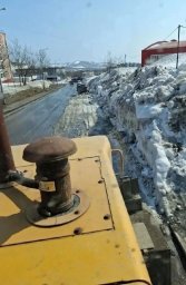 Работы по устранению снежного наката, расширению проезжей части и вывозу снега продолжаются в Петропавловске-Камчатском 4