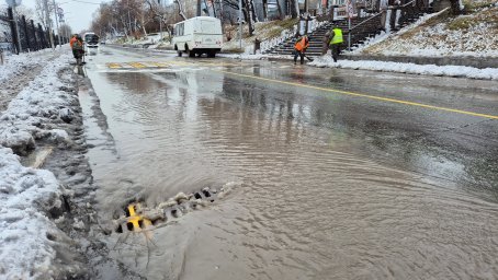 Дорожные службы в ночную смену продолжат работу по ликвидации последствий циклона в Петропавловске-Камчатском 0
