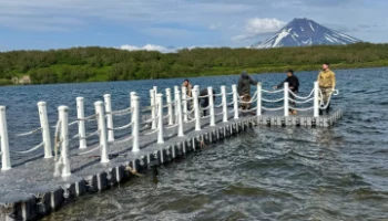 Установлены понтонные пирсы на Курильском озере к началу турсезона на Камчатке