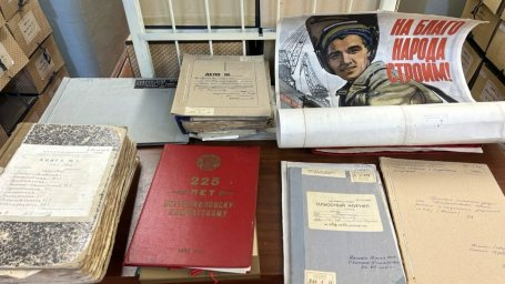 С выставкой «Земля моя, ты выиграешь бой...» познакомили в архиве школьников Камчатки 4