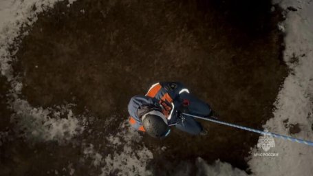 Беспарашютные спуски с вертолета отработали спасатели МЧС России на Камчатке 1