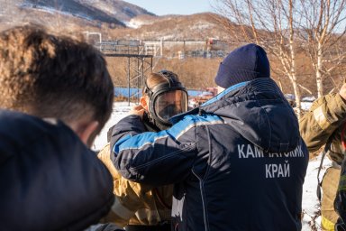 В специальной теплодымокамере примерили на себя роль пожарных школьники Камчатки 4
