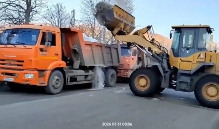 Работы по устранению снежного наката, расширению проезжей части и вывозу снега продолжаются в Петропавловске-Камчатском 1