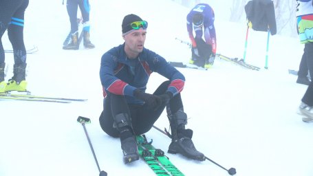Через туман пробирались спортсмены по ски-альпинизму в вертикальной гонке на 3-ем этапе Кубка России 10