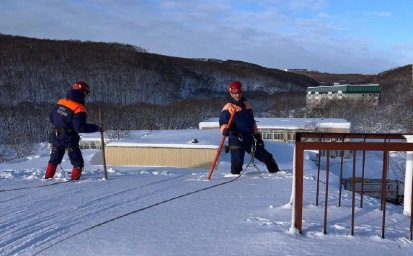 Снежные залежи на кровлях образовательных учреждений устраняют спасатели на Камчатке 0