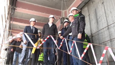 Губернатор Камчатки поздравил строителей новой краевой больницы в преддверии профессионального праздника 4